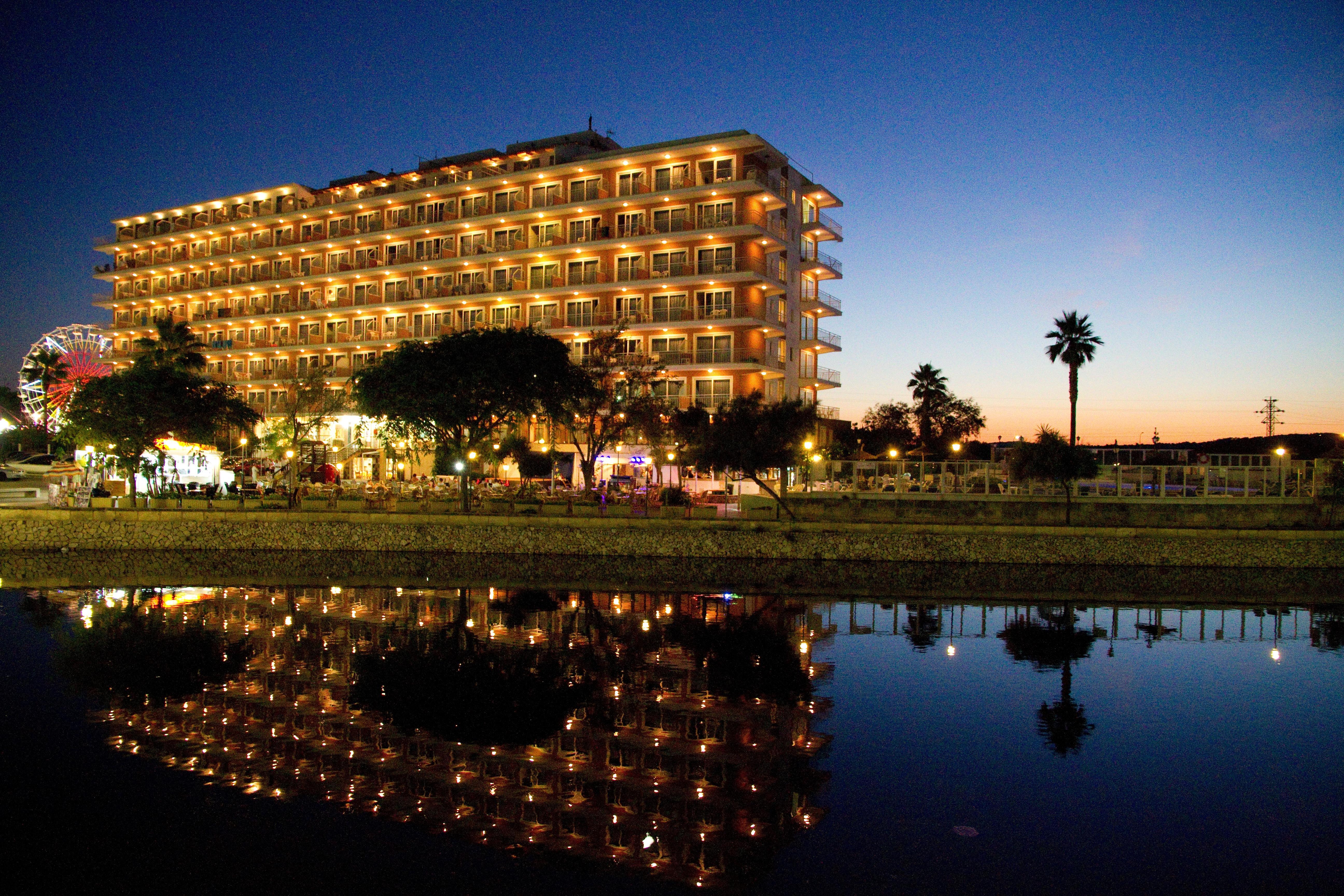 Apartamentos Playa Moreia S'Illot  Extérieur photo